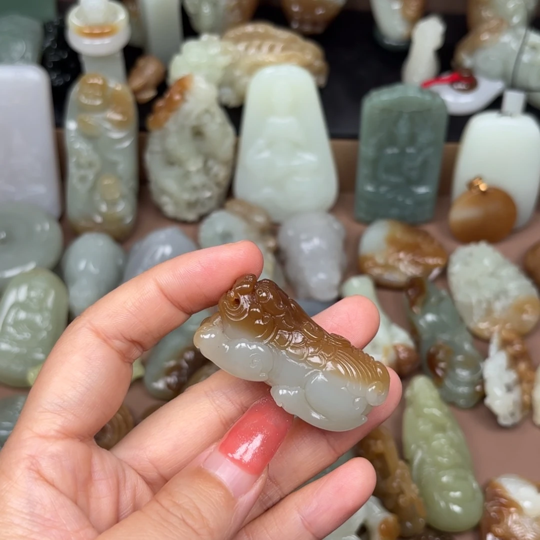 颈饰未镶嵌和田玉(糖玉)幕***者