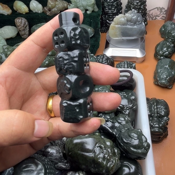 和田玉未镶嵌把件