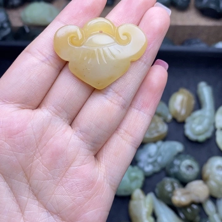 颈饰未镶嵌和田玉（糖玉）