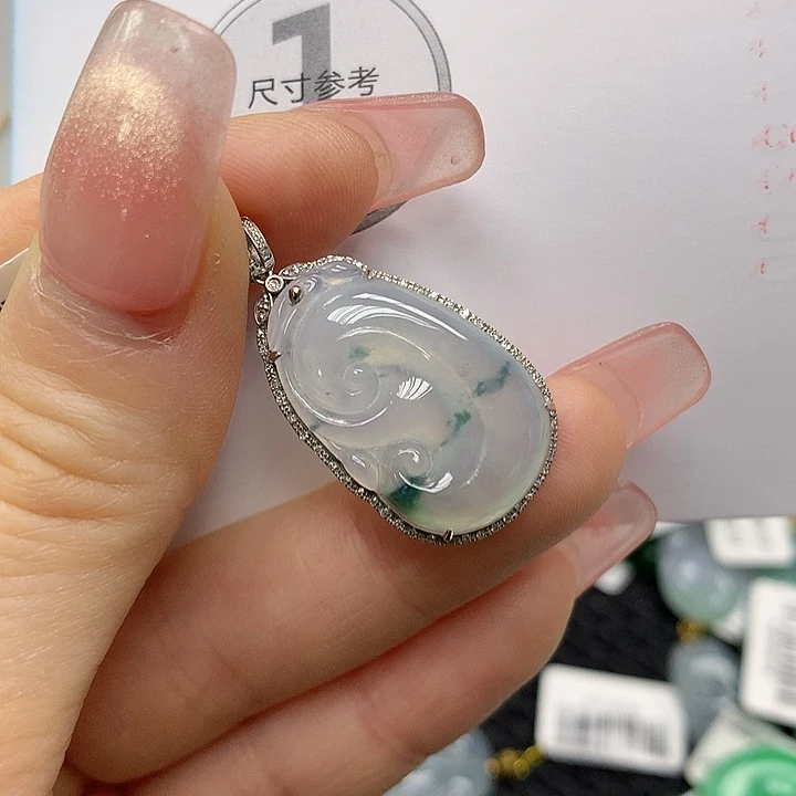 颈饰18K金镶嵌翡翠