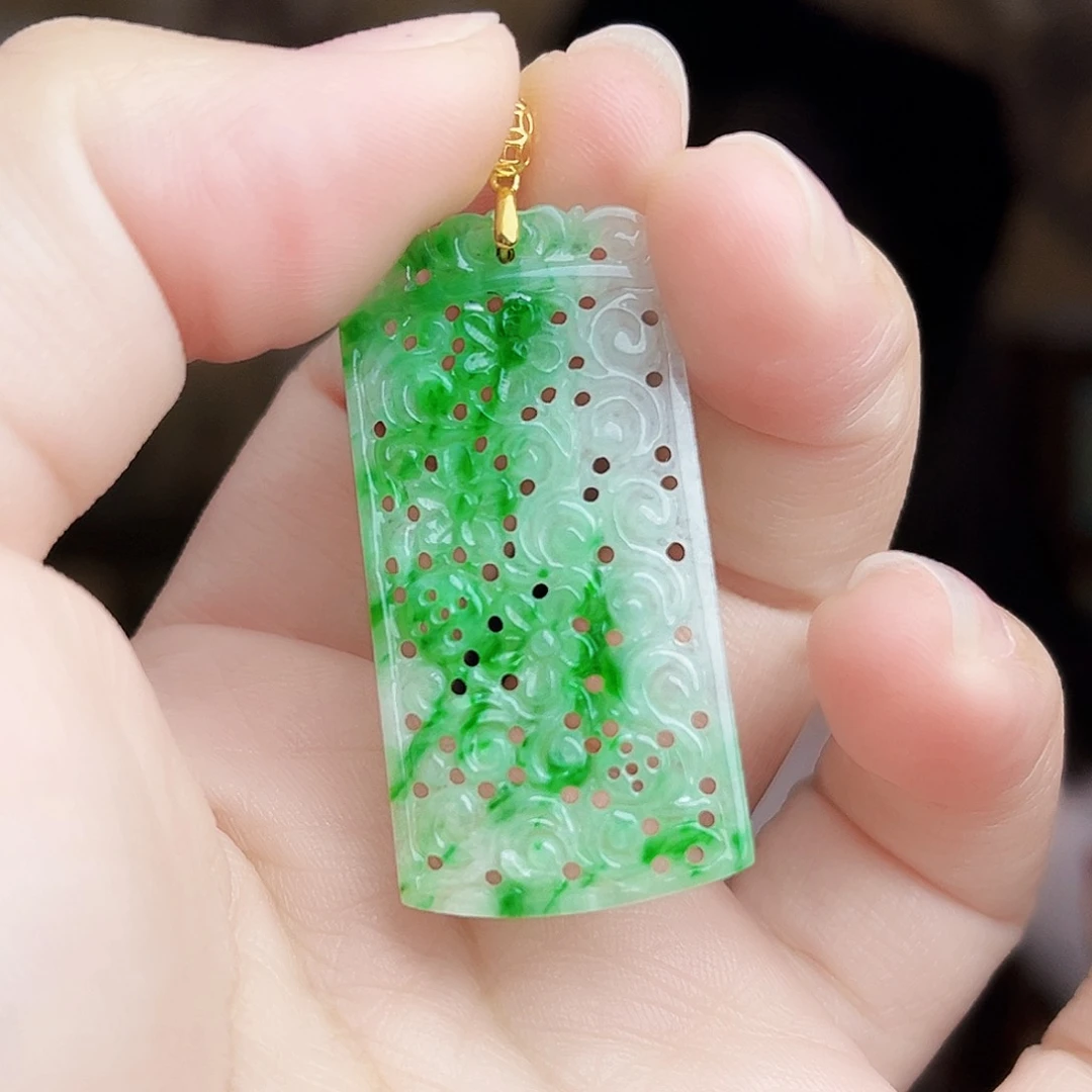 翡翠18K金镶嵌颈饰吊坠