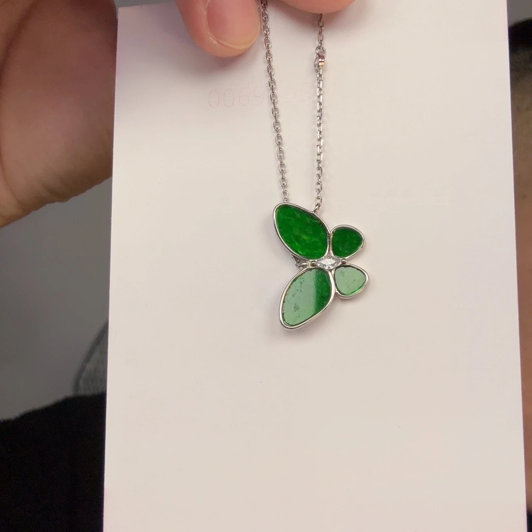 翡翠未镶嵌颈饰一件