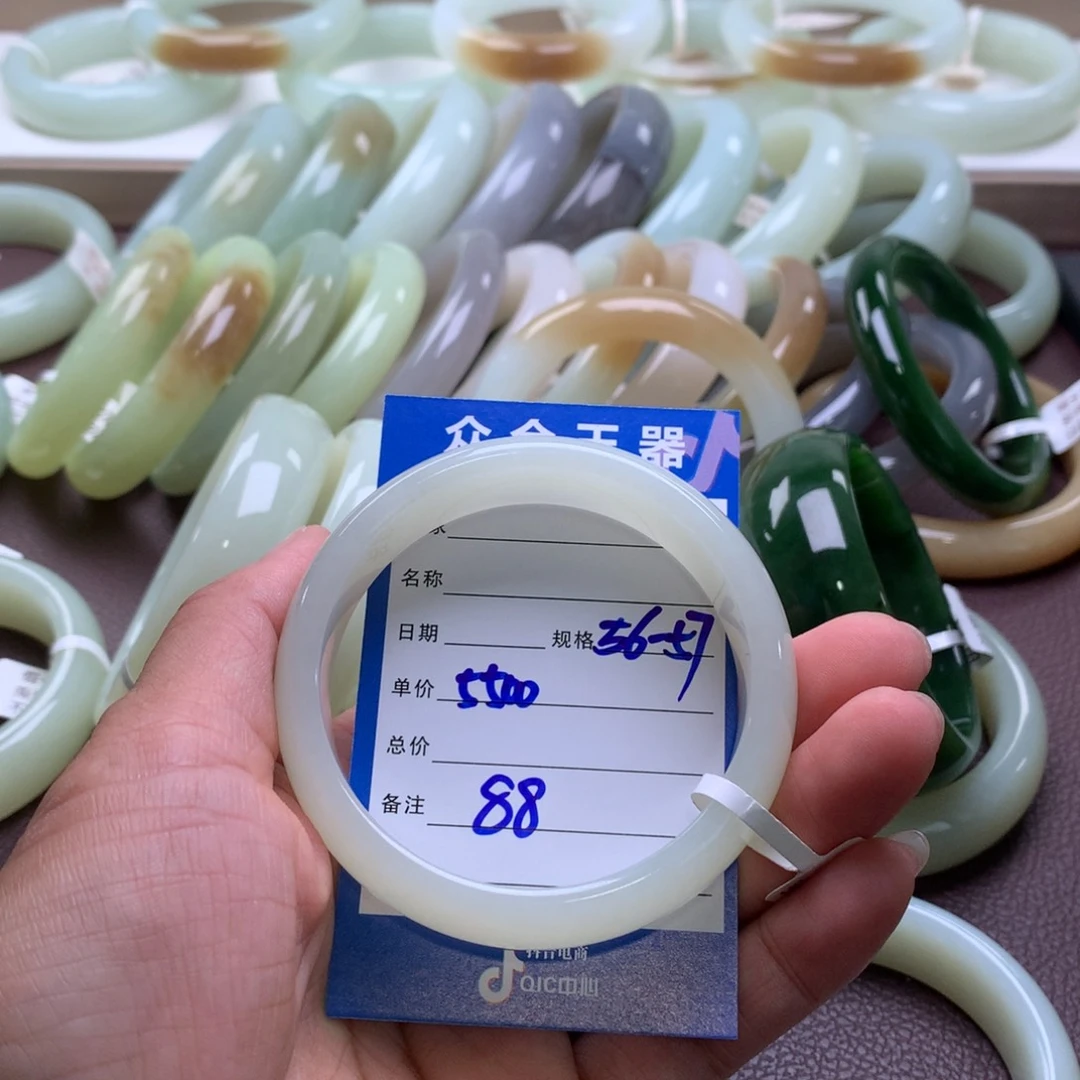 陌***、和田玉手镯未镶嵌