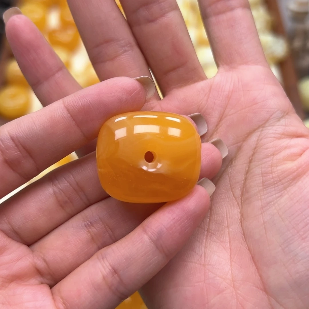 卡***啦琥珀未镶嵌颈饰蜜蜡