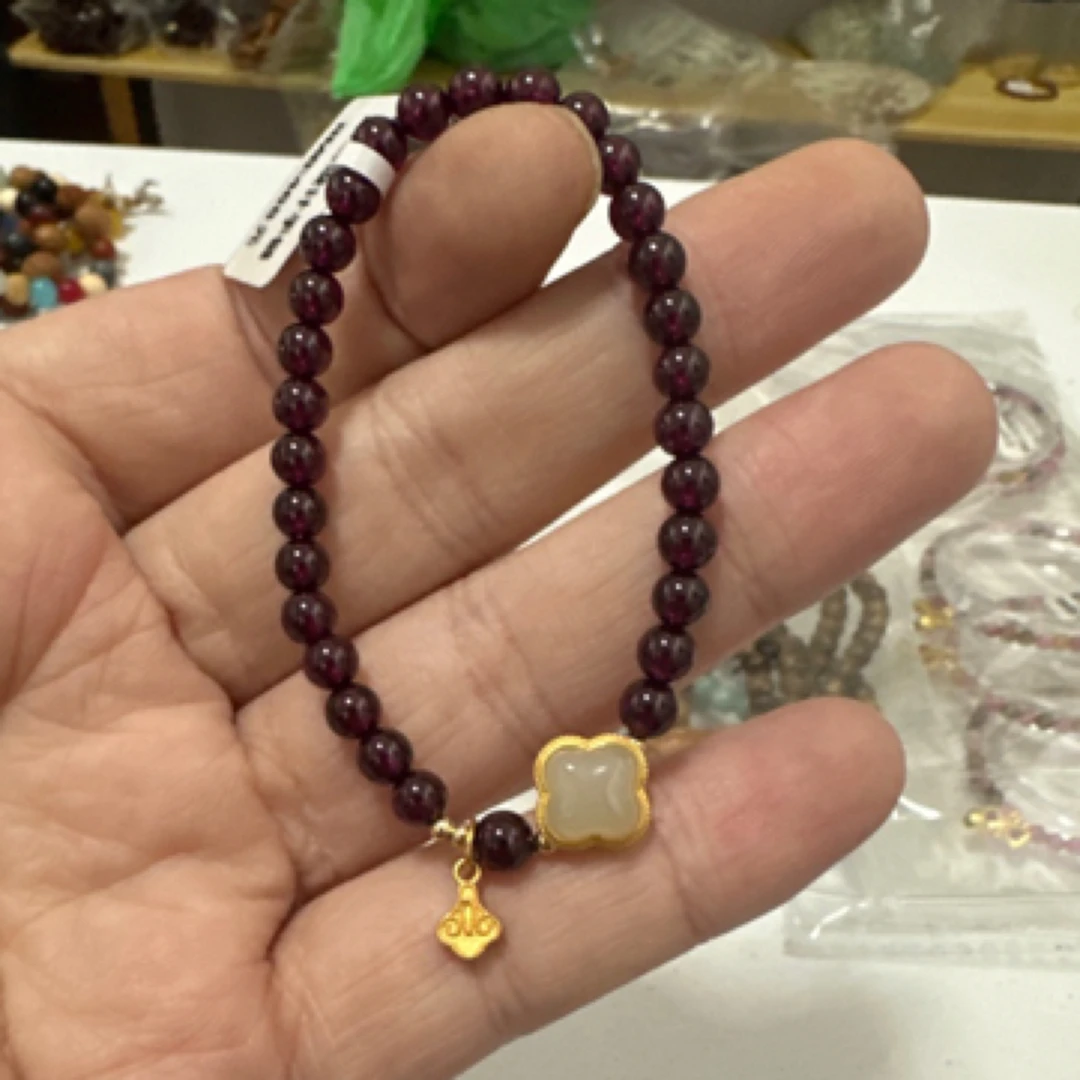 紫牙乌石榴石5mm搭配和田玉四叶草手串A188