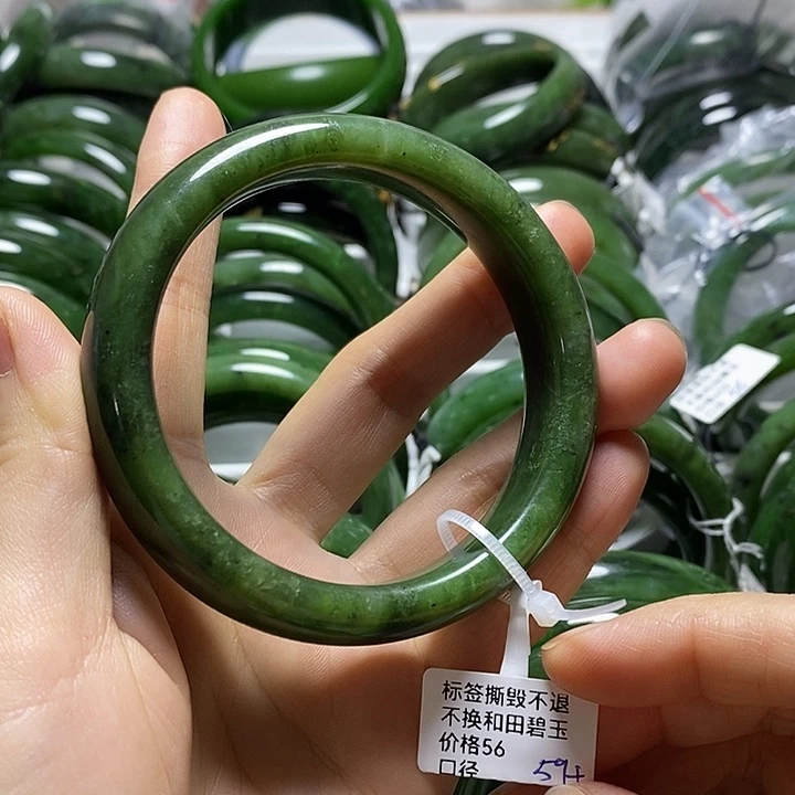 和田玉(碧玉)手镯未镶嵌正圈粉青59有瑕