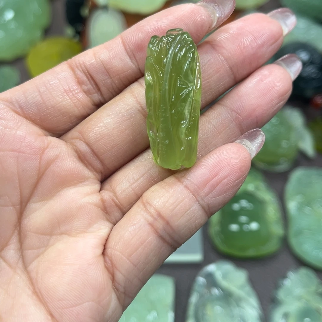 蛇纹石玉未镶嵌颈饰