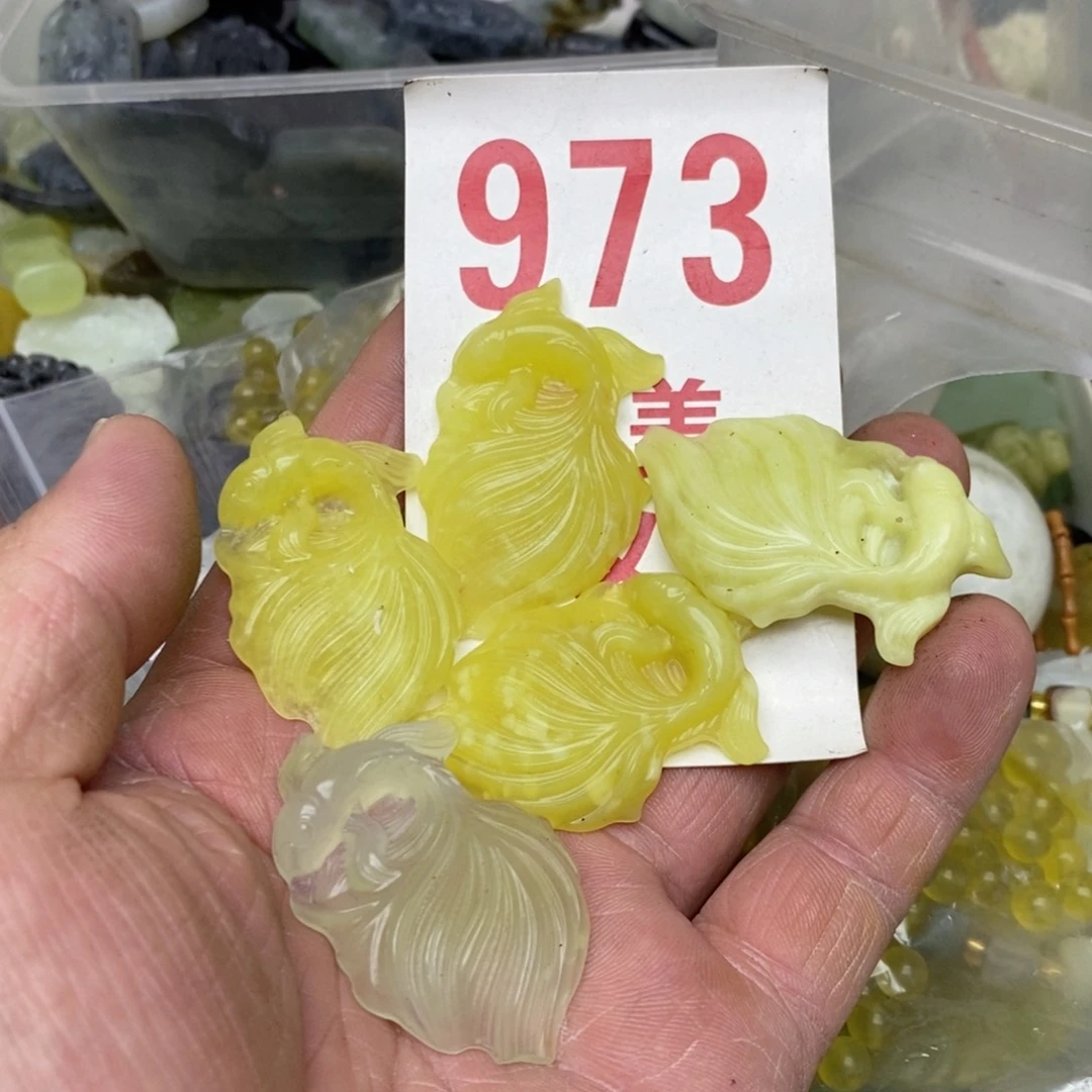 蛇纹石玉未镶嵌挂坠