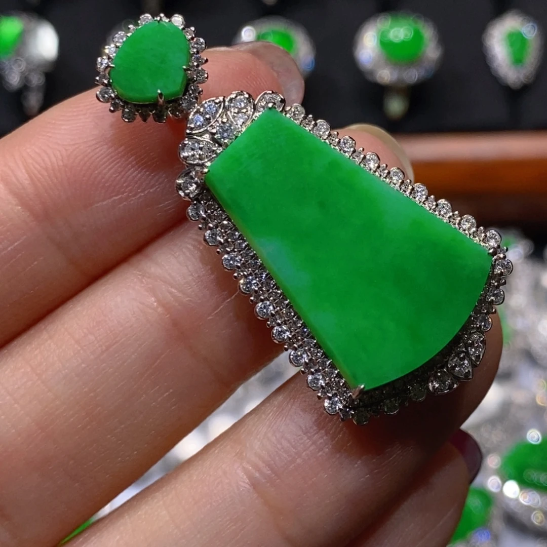 翡翠18K金镶嵌颈饰