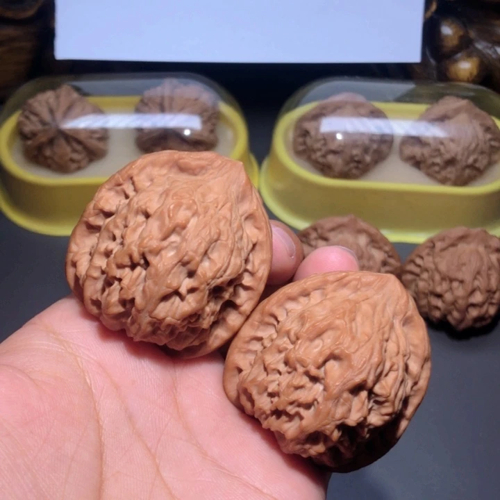 文玩核桃把件42红狮子