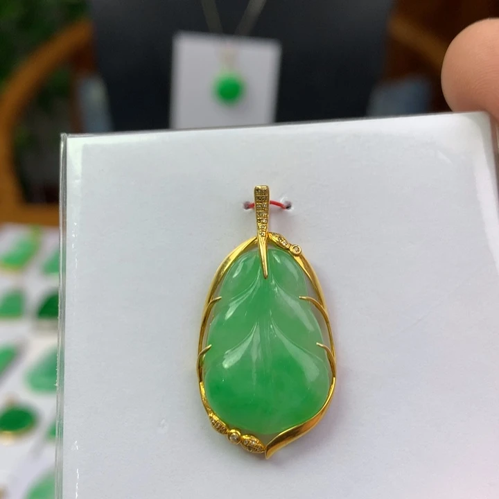 翡翠18K金镶嵌颈饰