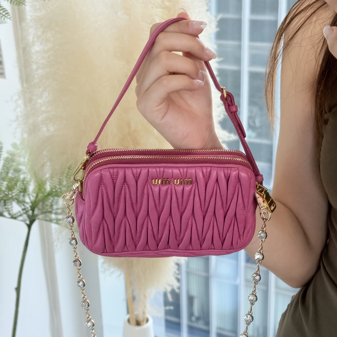 95新 MIU MIU/缪缪 火龙果色褶皱手提相机包