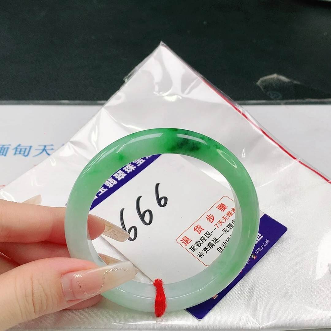 翡翠手镯未镶嵌翡翠手镯