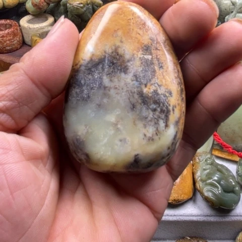 未镶嵌岫岩河磨玉（透闪石质玉）把件