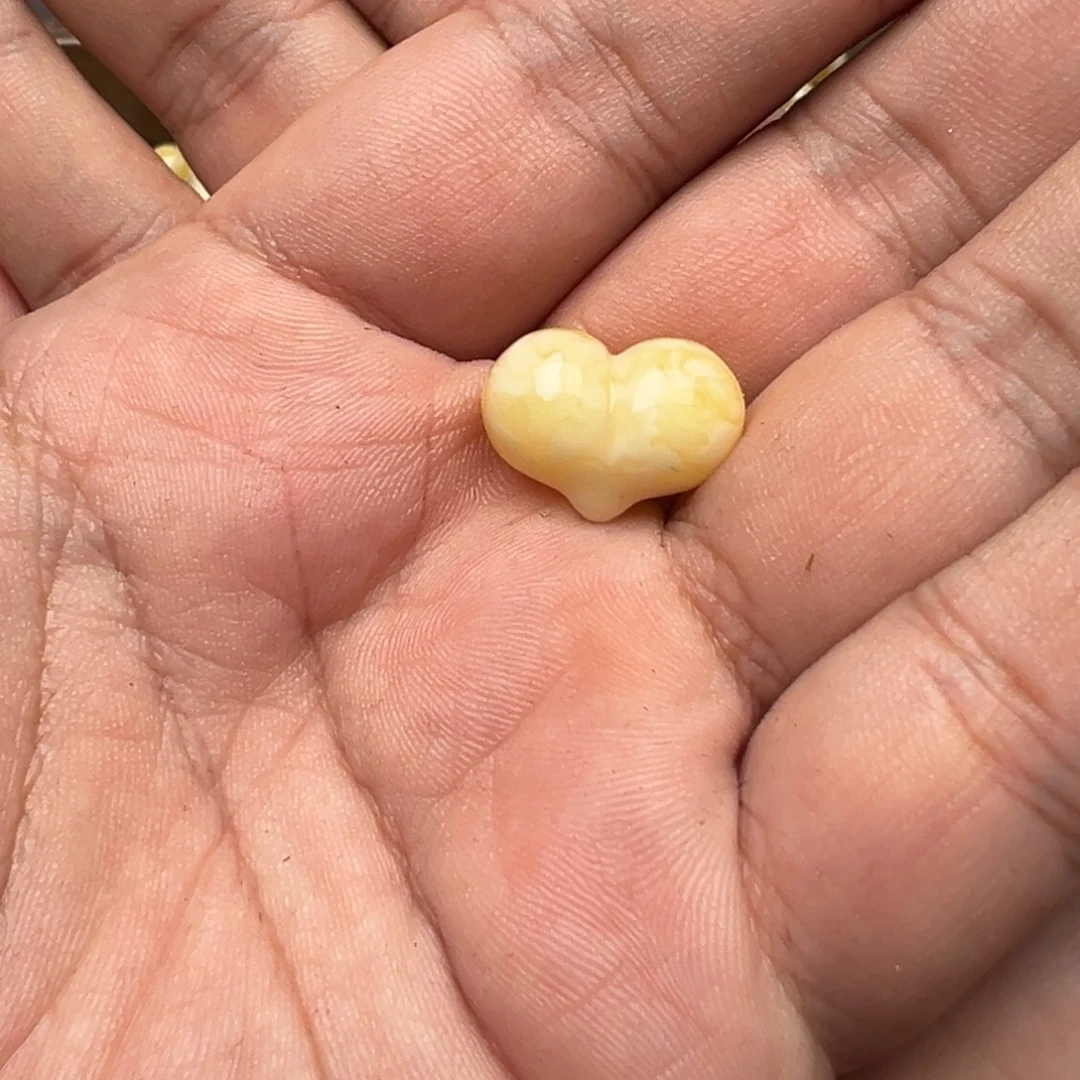 琥珀未镶嵌裸石奶白俄料屁桃