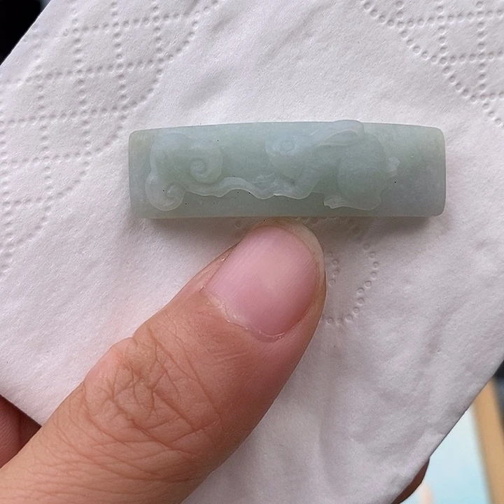 翡翠未镶嵌颈饰兔