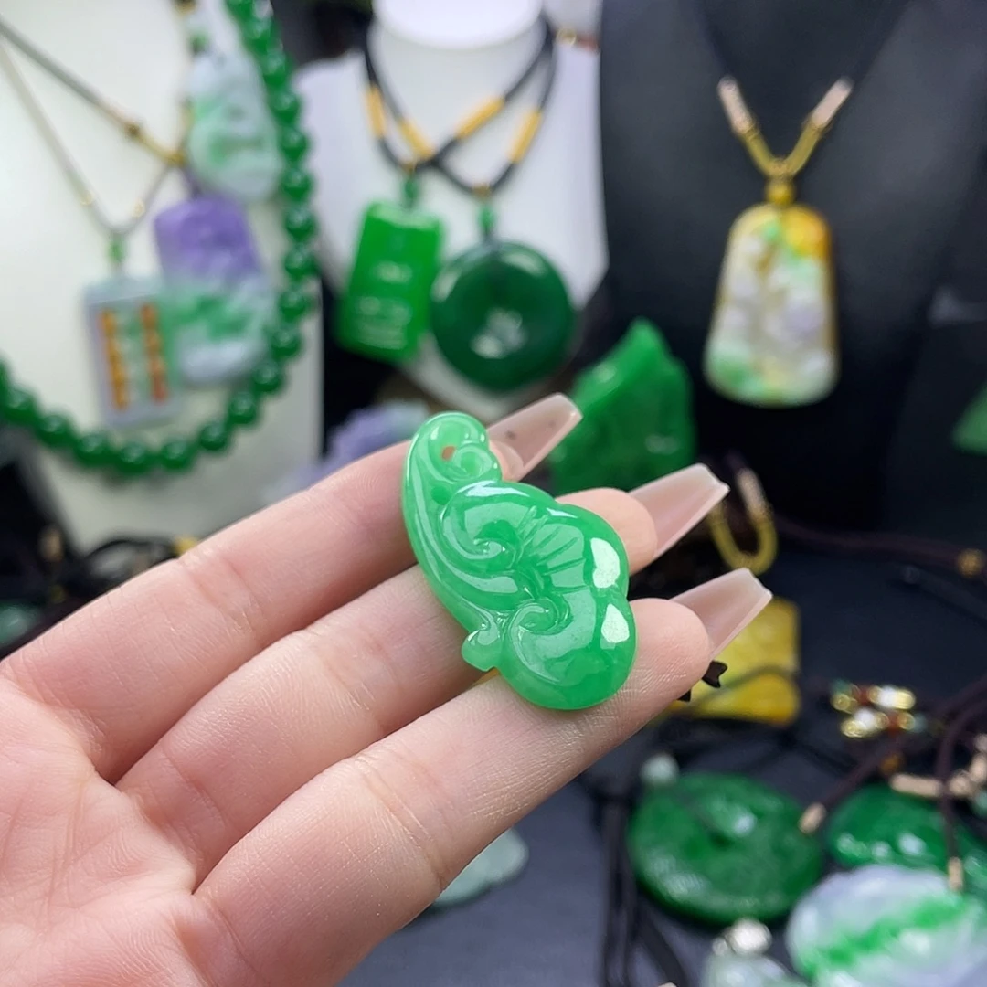 翡翠未镶嵌吊坠(赠链)
