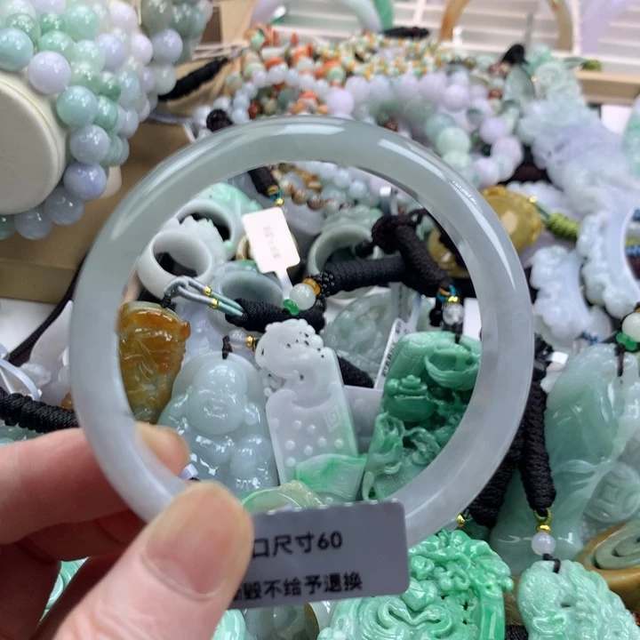翡翠手镯未镶嵌吊坠