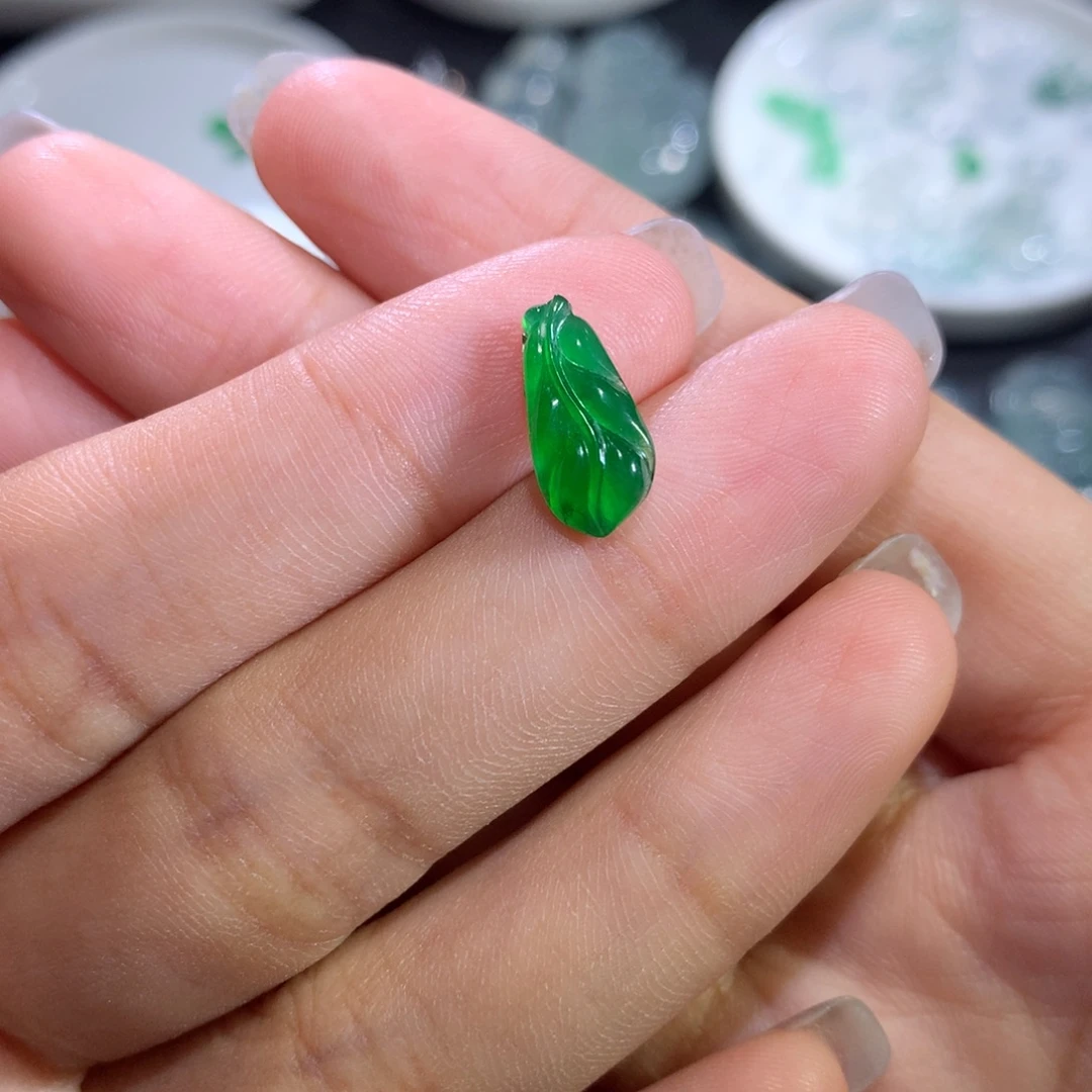 翡翠裸石未镶嵌辣阳绿叶子