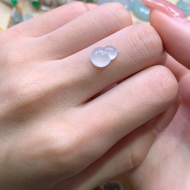 翡翠未镶嵌颈饰葫芦