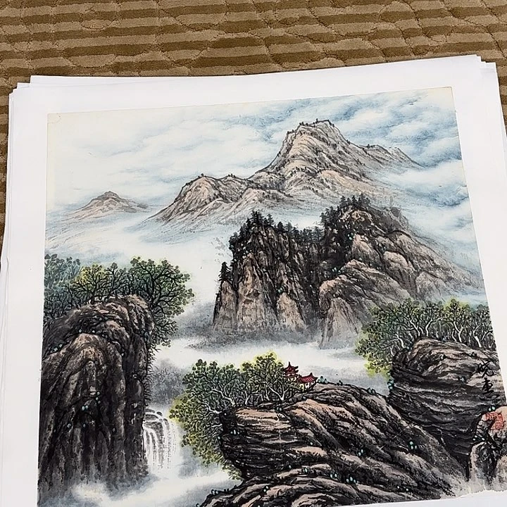 国画花鸟等多种鸟类的栖息环境中生长