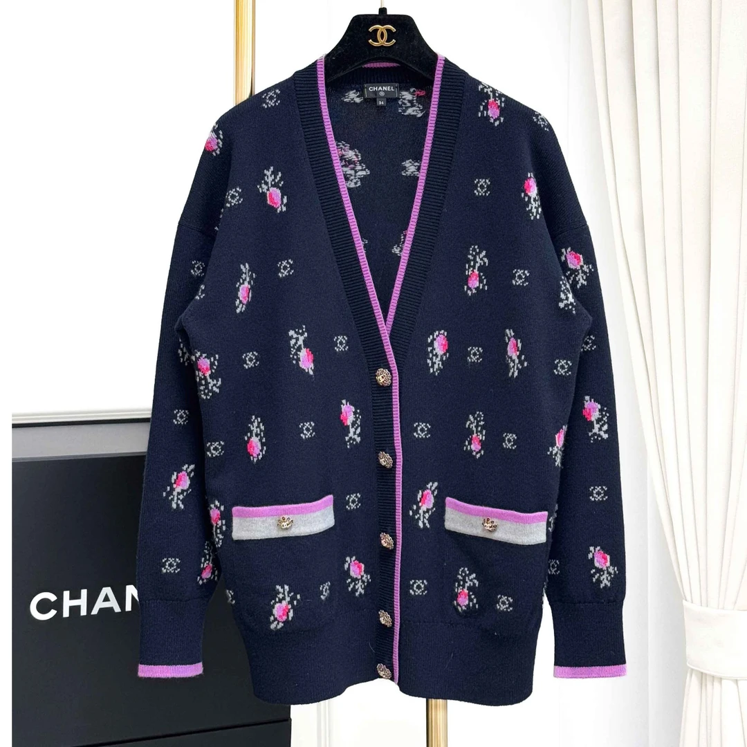 99新 Chanel/香奈儿  34码22K深蓝色拼粉色宝石扣长款开衫