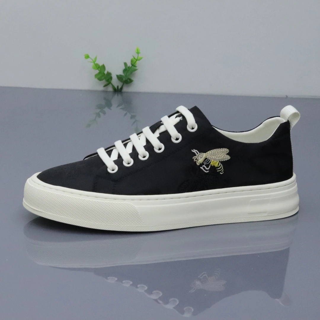 夏季新款冰丝布休闲鞋男士时尚绣花蜜蜂透气板鞋薄款一脚蹬男鞋