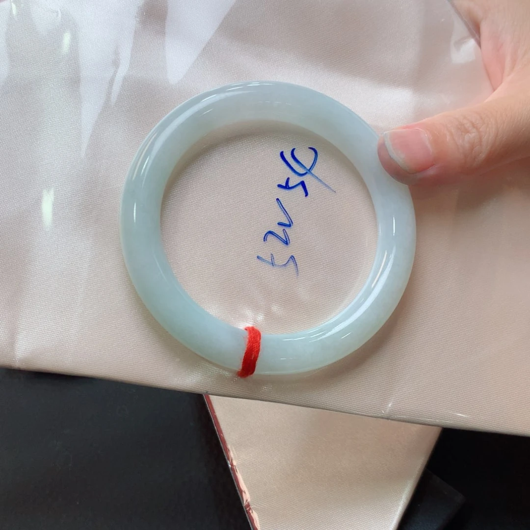 翡翠手镯未镶嵌翡翠