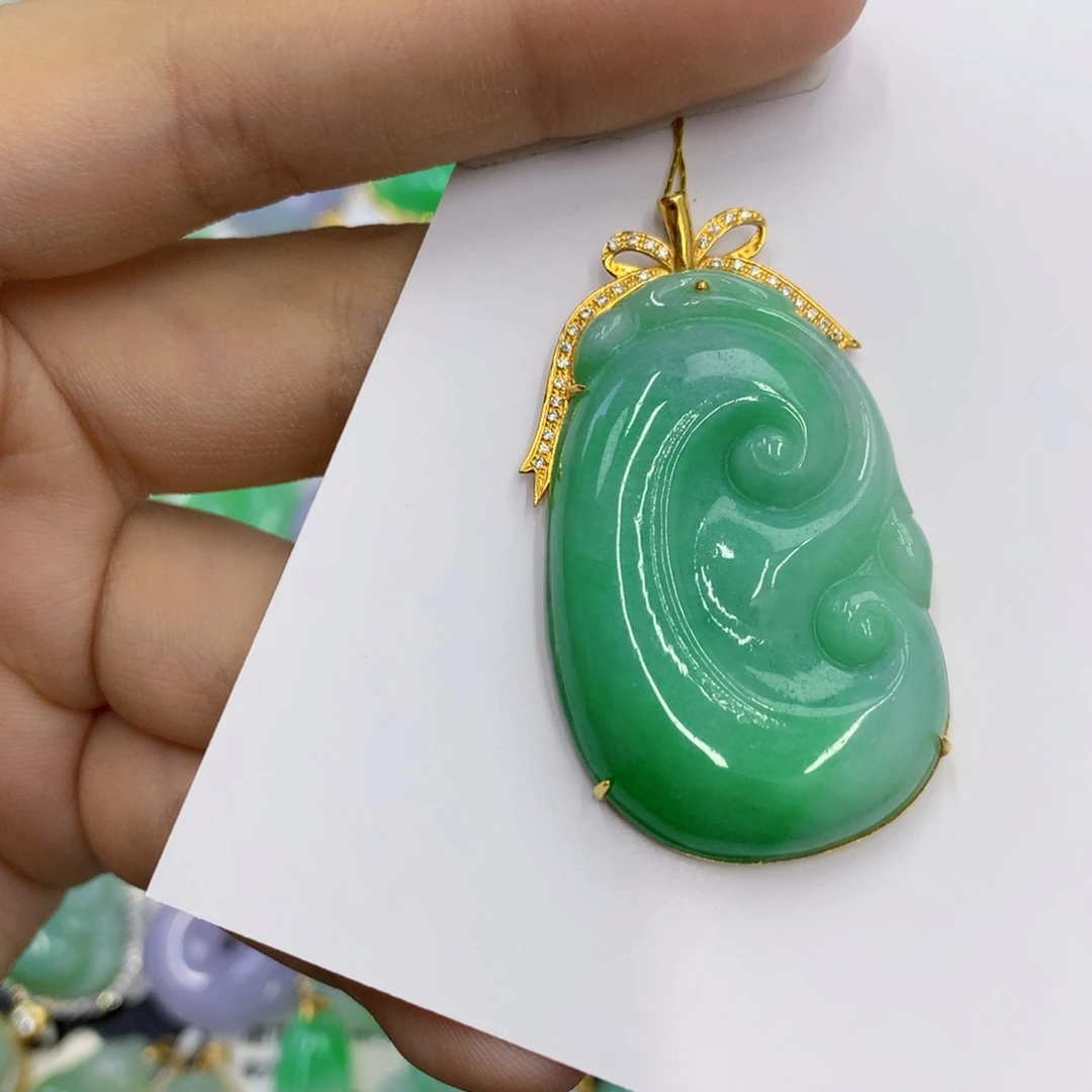 翡翠18K金镶嵌颈饰翡翠