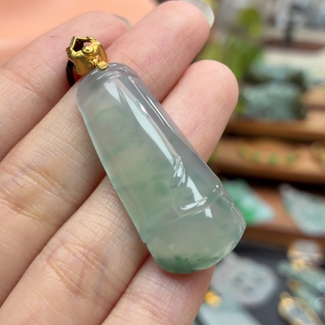 翡翠18K金镶嵌颈饰吊坠