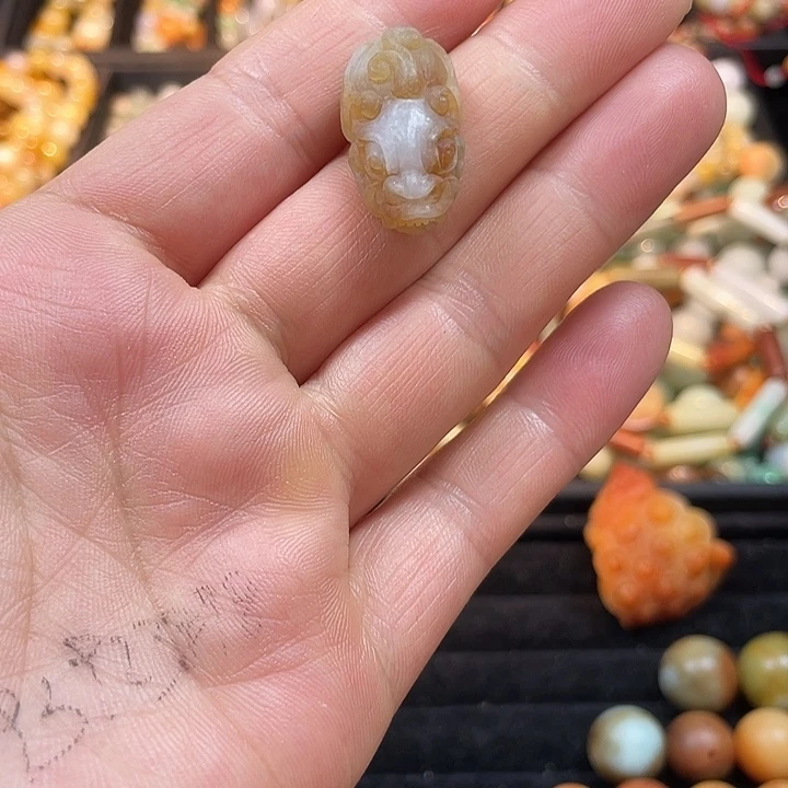翡翠未镶嵌颈饰三通