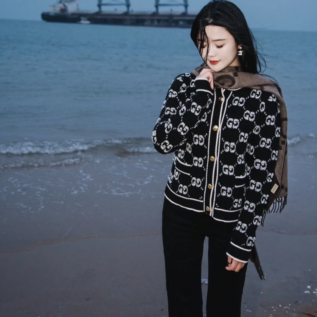99新 GUCCI/古驰 玄色 新款黑色满印金扣开衫 m码/99新