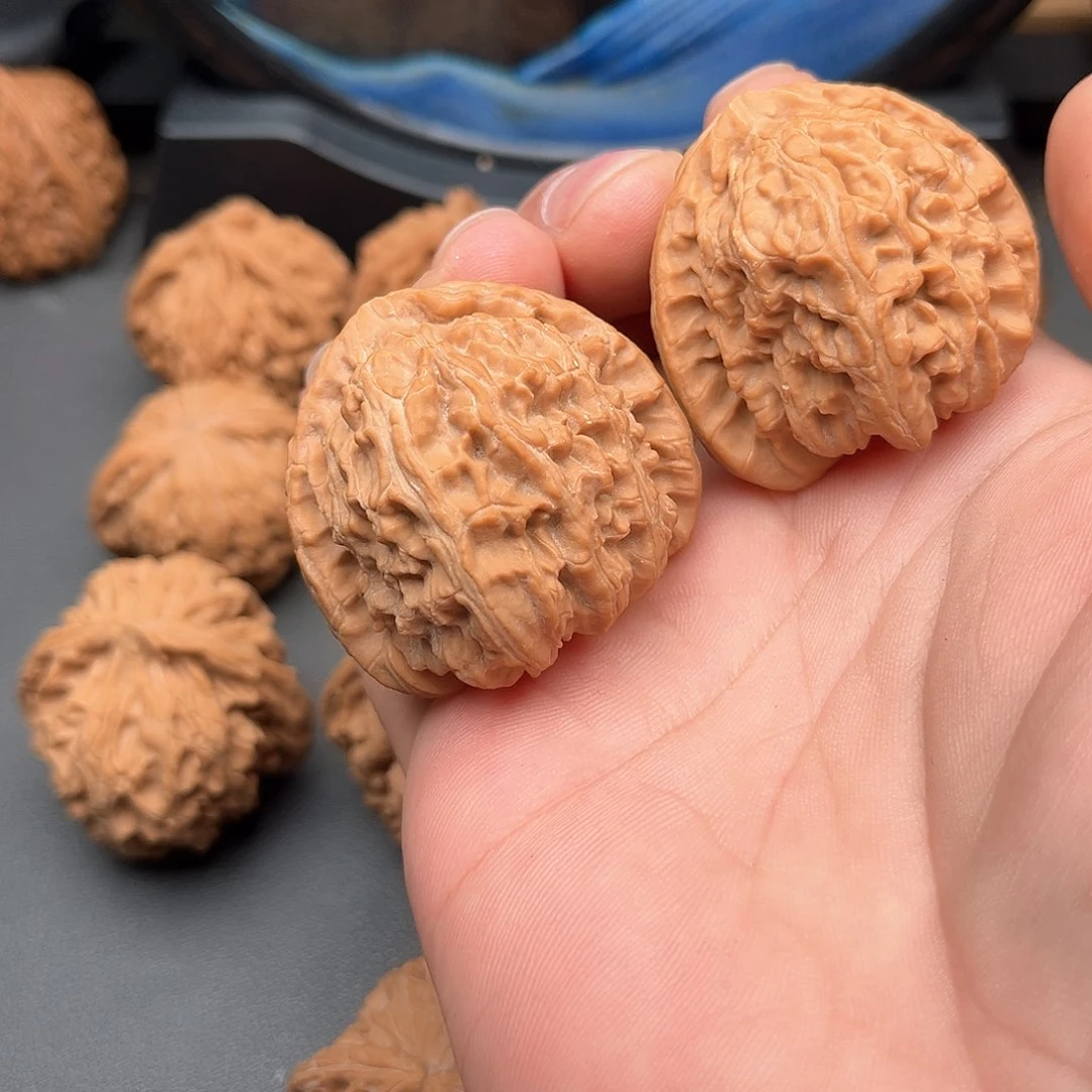 文玩核桃吊坠白狮子