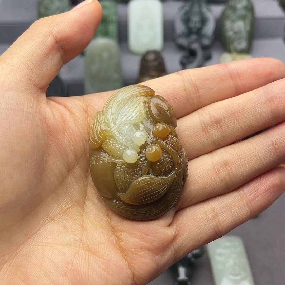 阿***屋和田玉未镶嵌颈饰