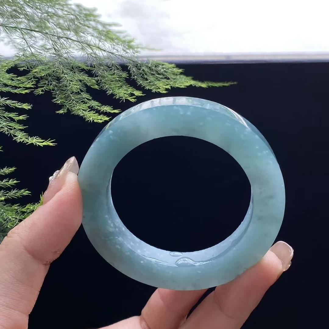 天然A货翡翠手镯定制。冰蓝飘雪花，49-53圈口