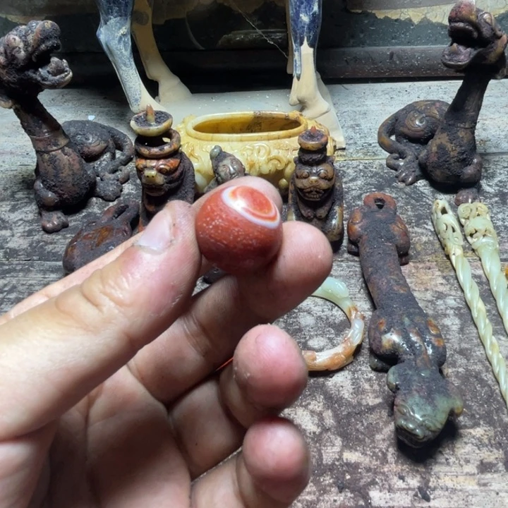 和田玉（糖玉）未镶嵌颈饰中**油