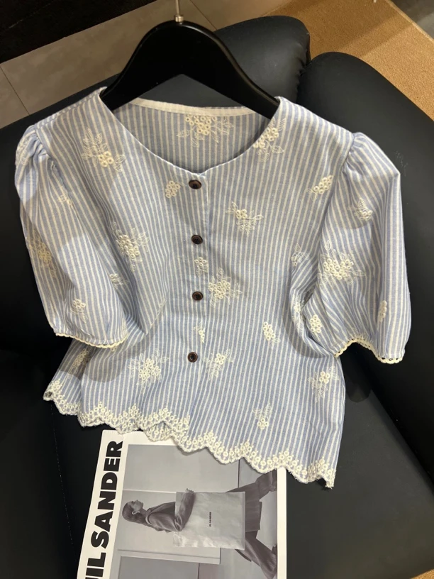 KW【唯美主义】南油欧货设计女装蓝色条纹刺绣钩花衬衣女波浪下摆