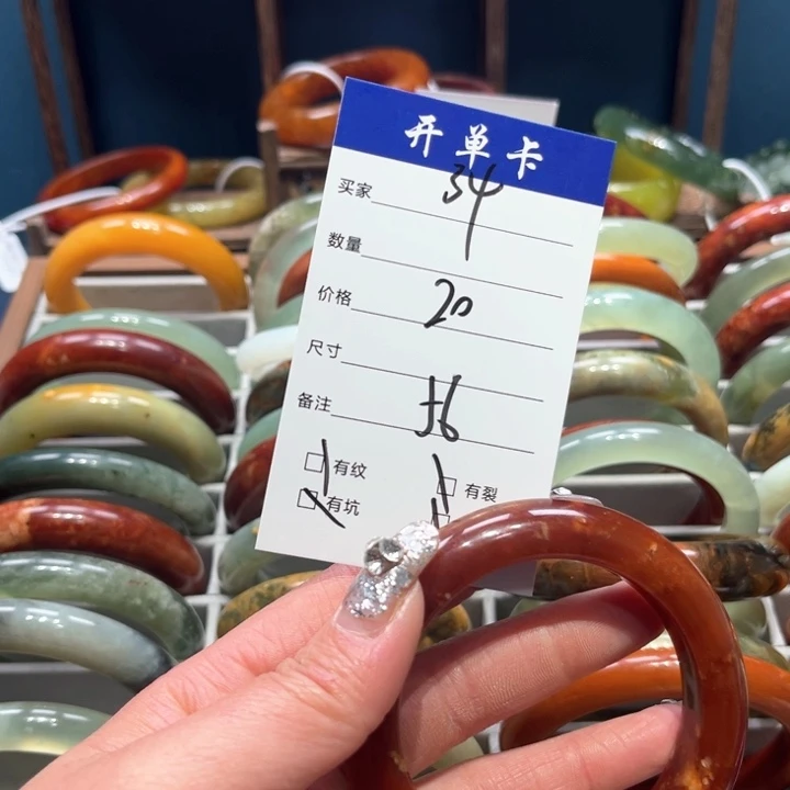 蛇纹石玉手镯未镶嵌春****?