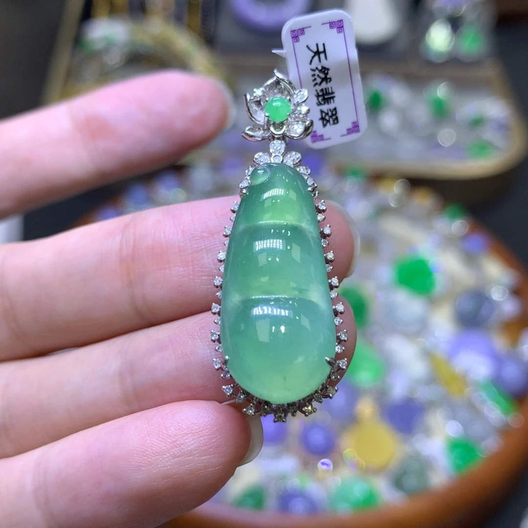 翡翠18K金镶嵌颈饰