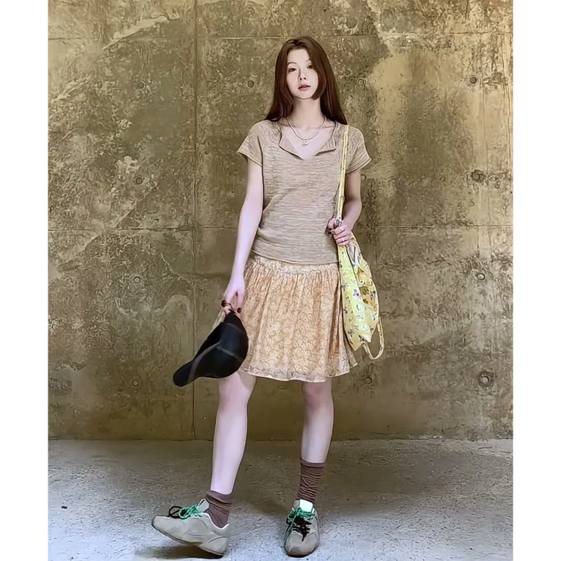 2025夏季新款法式气质修身卷边V领短袖上衣高腰显瘦碎花半身裙