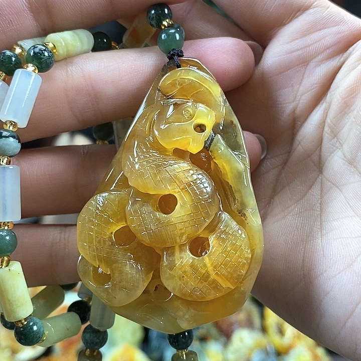 蛇纹石玉未镶嵌颈饰