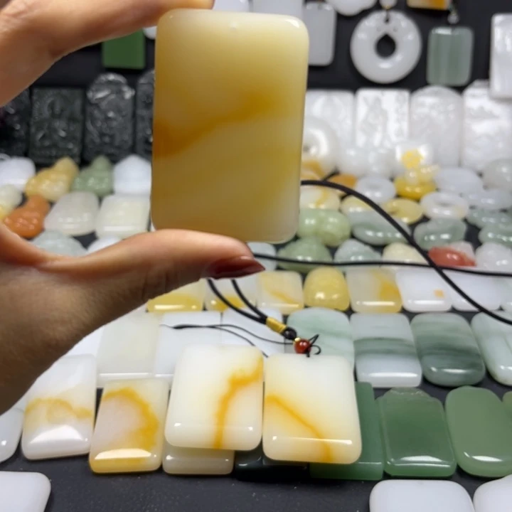 d***s石英质玉（金丝玉）未镶嵌颈饰