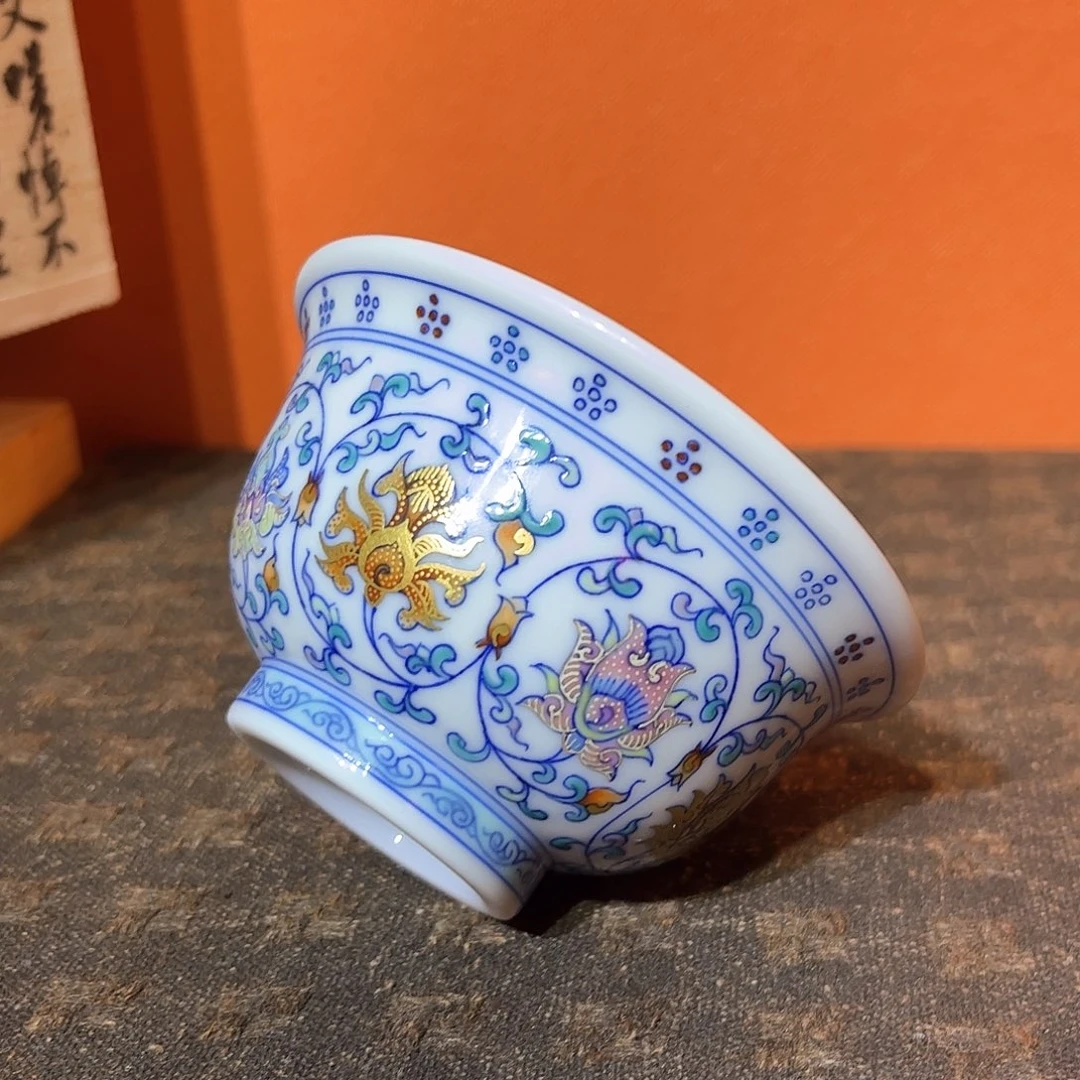 斗彩缠枝金银压手主人杯