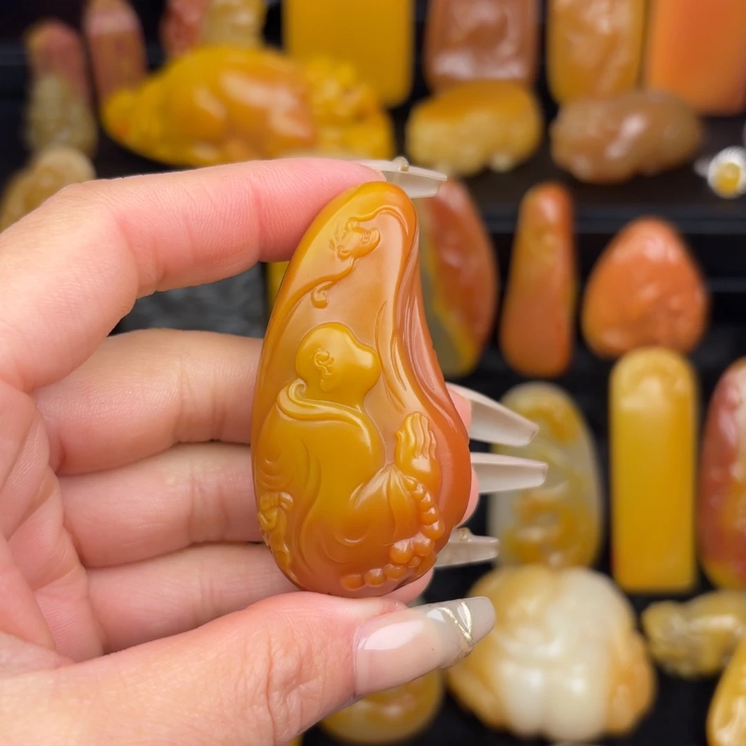石英质玉未镶嵌黄蜡石挂件