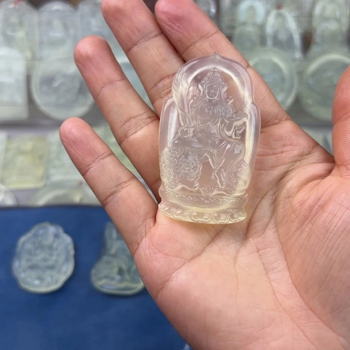 玲***豆蛇纹石玉未镶嵌颈饰文殊菩萨