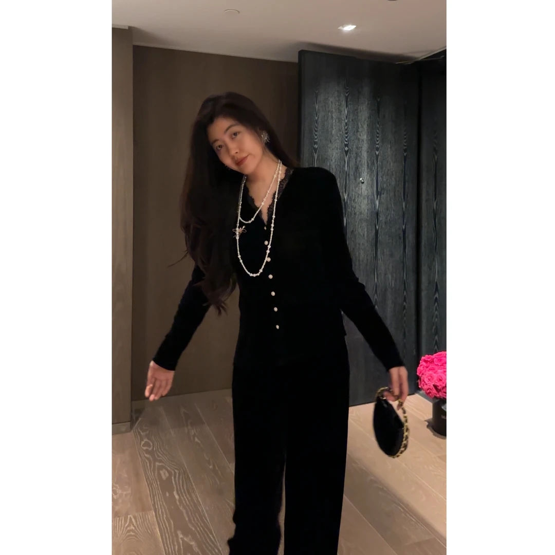 N.COU妮蔻25冬新款气质百搭蕾丝拼接V领丝绒显瘦黑色上衣DY23221