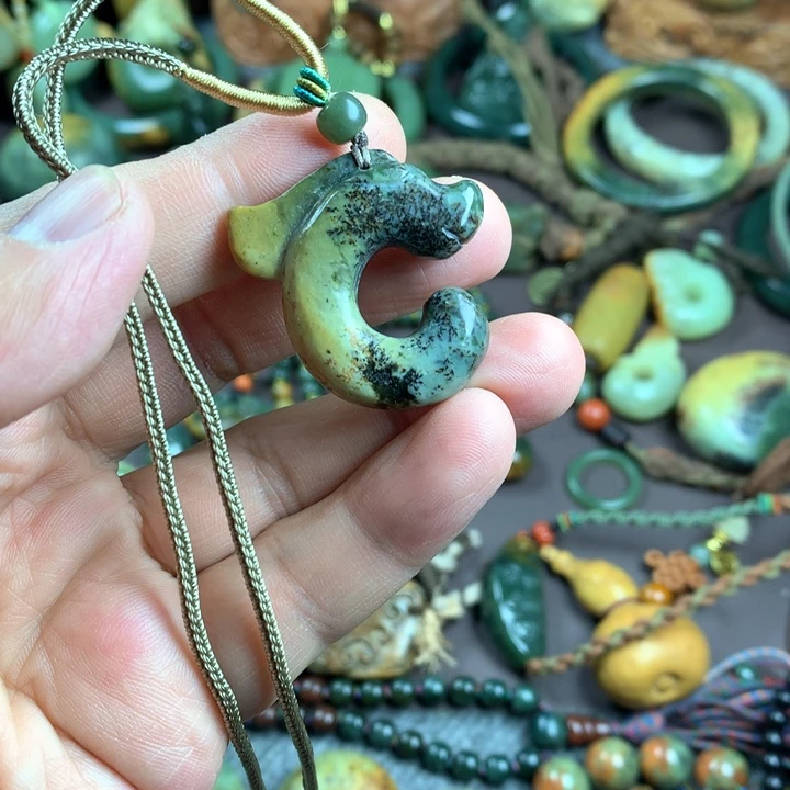 吊坠(赠链)未镶嵌岫岩河磨玉（透闪石质玉）