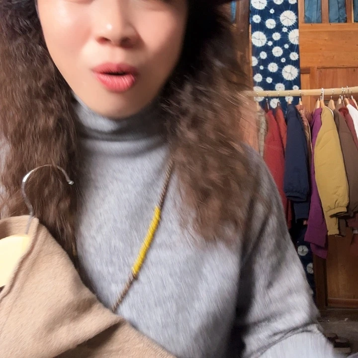 灰色高领羊毛外套