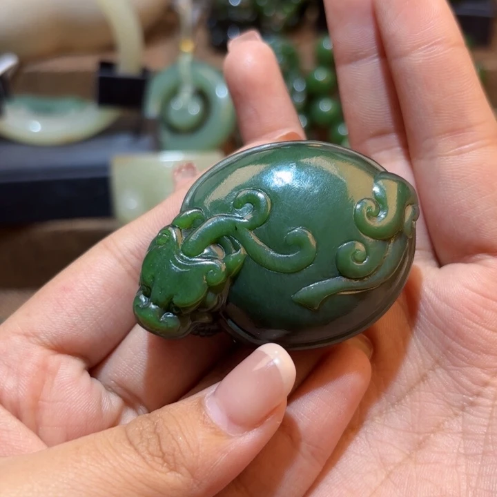 颈饰未镶嵌和田玉（碧玉）