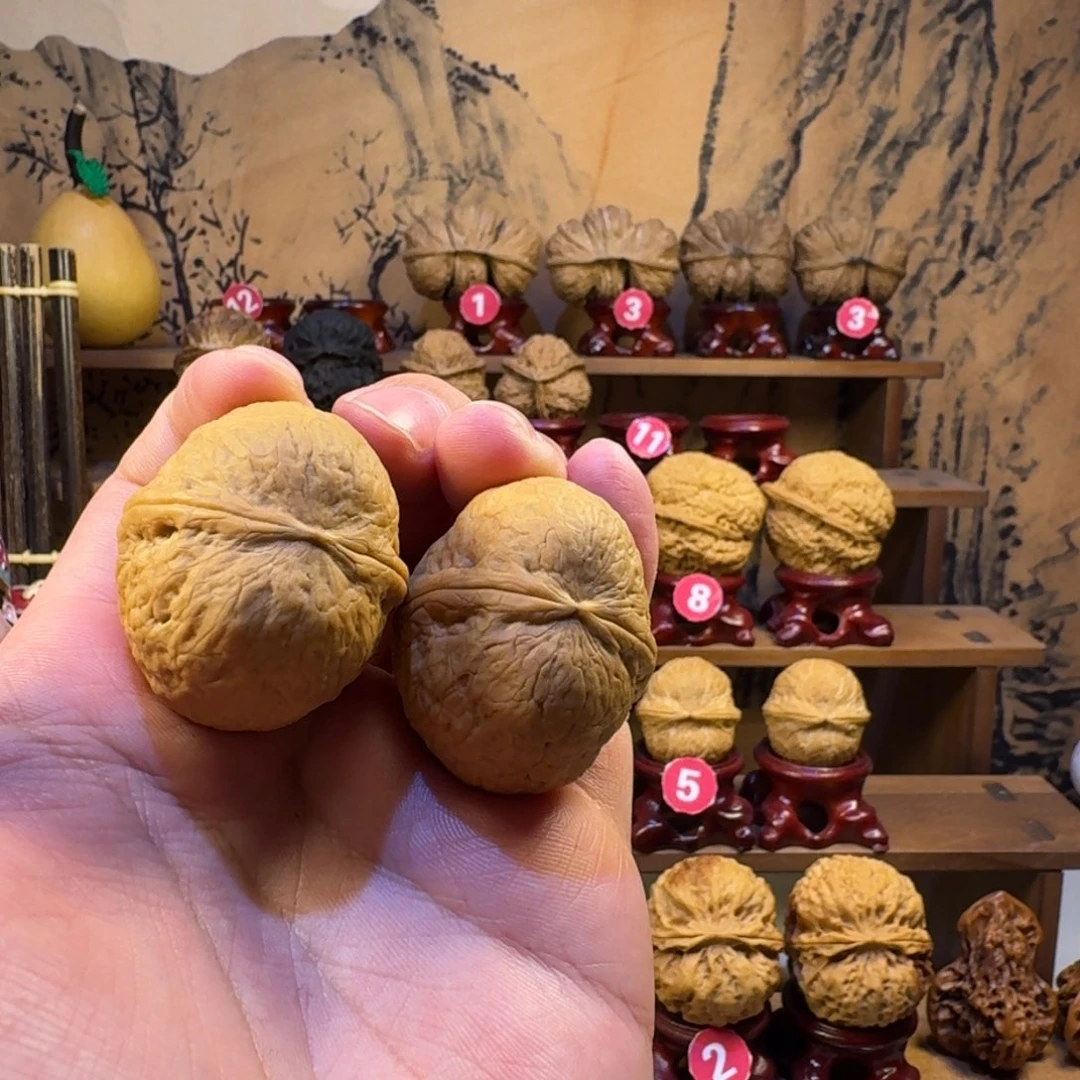 铁核桃把件榔头元宝